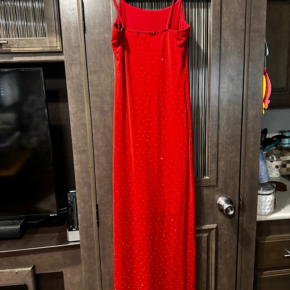 Elegant Red Maxi Dress with Straps - Picture 3 of 4